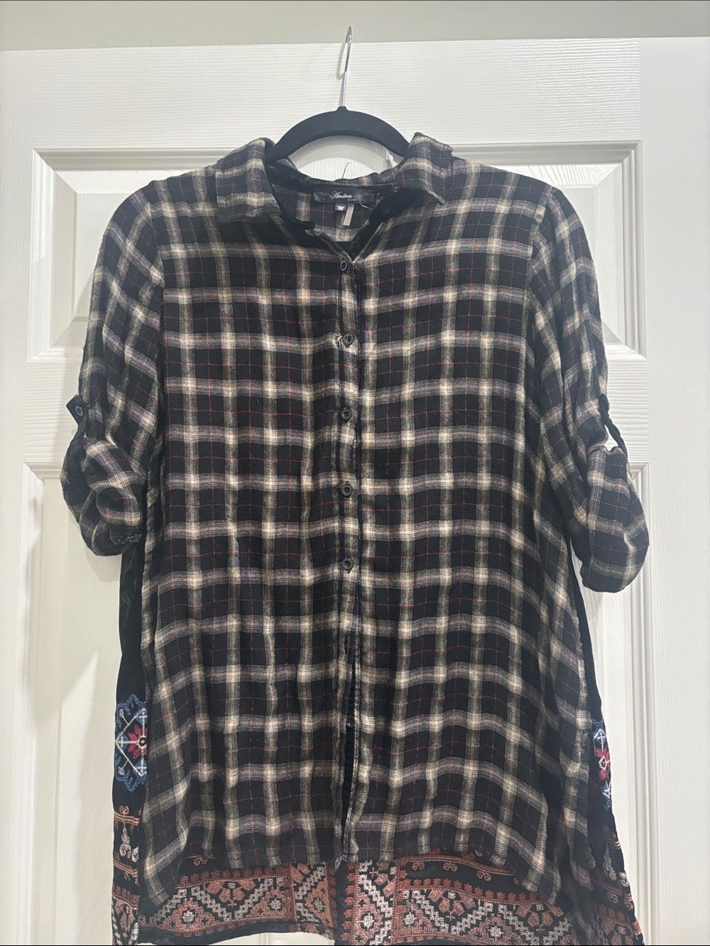 ANDREE BY UNIT Black and White Plaid Button-Down Shirt with Patterned Hem